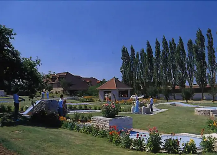 Отель Logis Relais Paris Bale - Restaurant La Mangeoire 3*