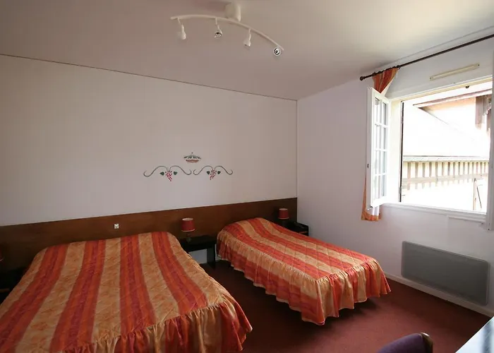 Logis Relais Paris Bale - Restaurant La Mangeoire Отель Montieramey